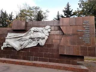 Братська могила 272 радянських воїнів, які загинули при визволенні Кривого Рогу у лютому 1944 р.