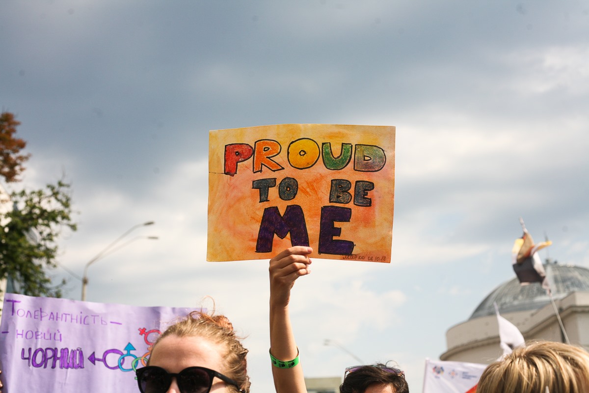 Постер "Proud to be me" (Горд/-а бути собою) під час Маршу Рівності 2019 Постер "Proud to be me" (Горд/-а бути собою) під час Маршу Рівності 2019