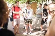 Жінка розповідає щось групі під час екскурсії