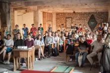 Учасники та учасниці дивляться фільм «Колір фасаду синій»