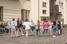 Дівчата тримаються за руки і стоять у колі