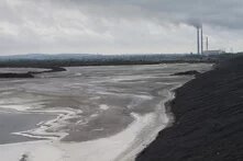 Брудні терени і завод