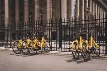 Жовті велосипеди, припарковані на одній з площ у Парижі