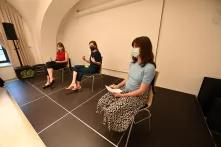 Виступ спікерів та спікерок презентації книжки для працівників та працівниць Goethe-Institut в Україні