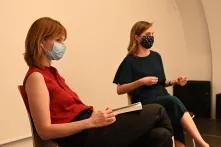 Виступ спікерів та спікерок презентації книжки для працівників та працівниць Goethe-Institut в Україні