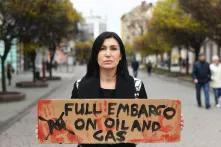 Фотографія Світлани Романко з плакатом на підтримку ембарго російських енергоресурсів