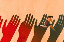 Ілюстрація з руками та дівчиною, що біжить