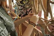 волонтерка плете сітки