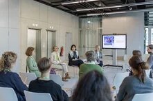 Панелістки та слухачі зібралися перед подією