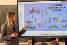Вчителька під час енергоуроку