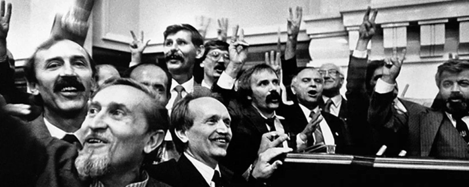 Чорновіл та інші політичні діячі у момент проголошення незалежності України