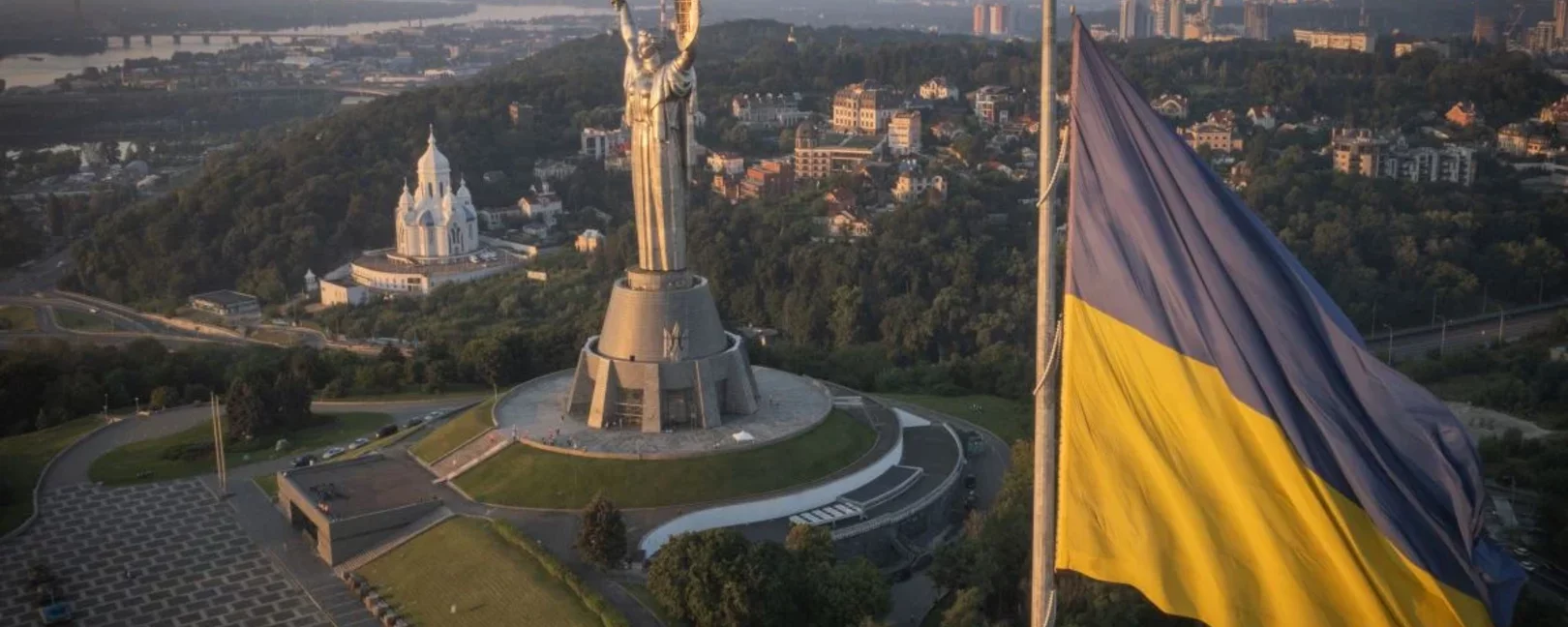 Панорама Києва: батьківщина мати, печерськ, прапор України 