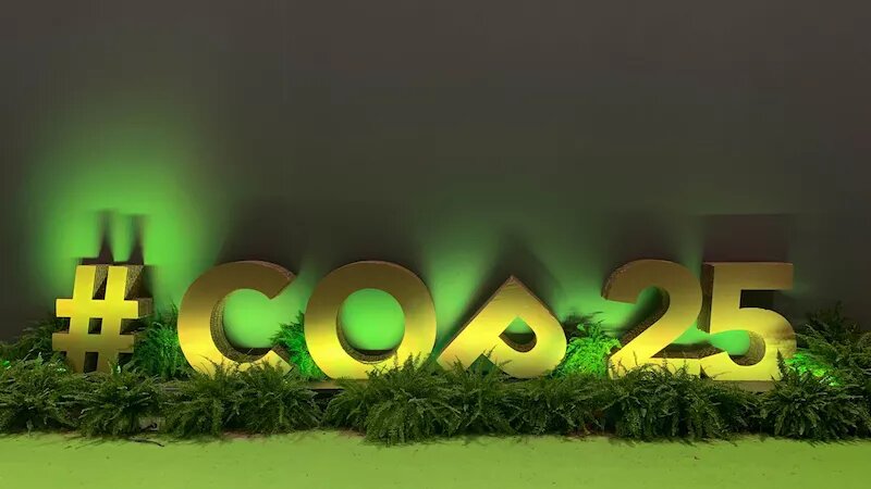 Пінопластові букви COP25, одна з яких — похилена