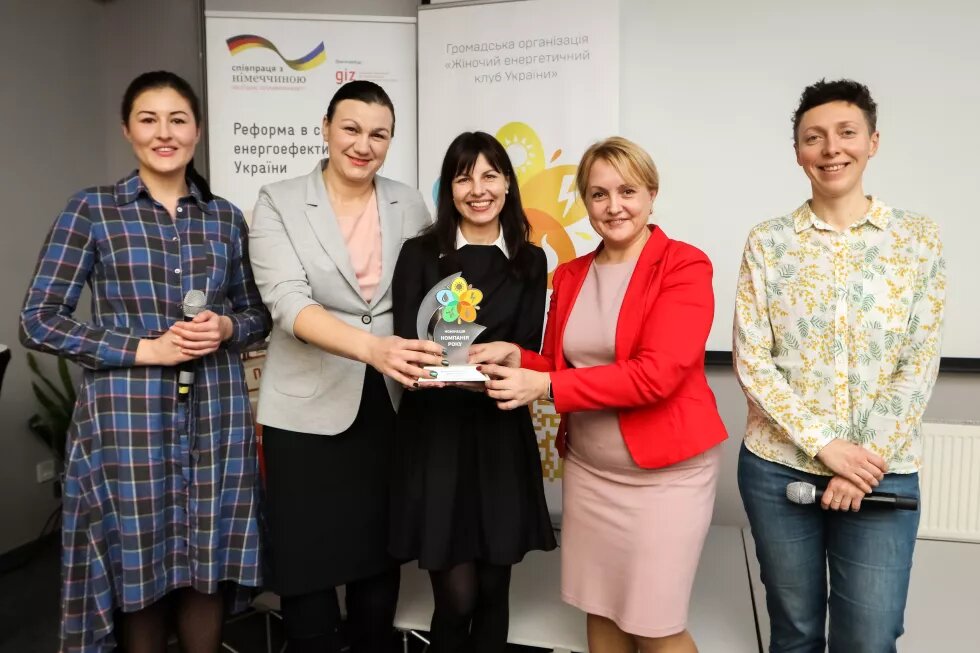 Членкині журі Сніжана Житніковська та Анна Довгопол вручають нагороду в номінації «Компанія року» команді ПрАТ НЕК «Укренерго»
