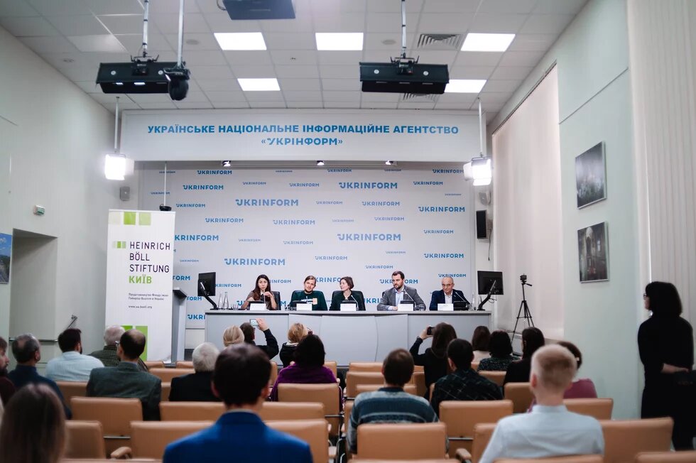 Group photo of speakers during press briefing