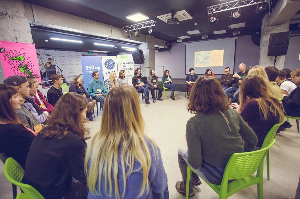 The participants sit in a circle, get acquainted and talk about their activism