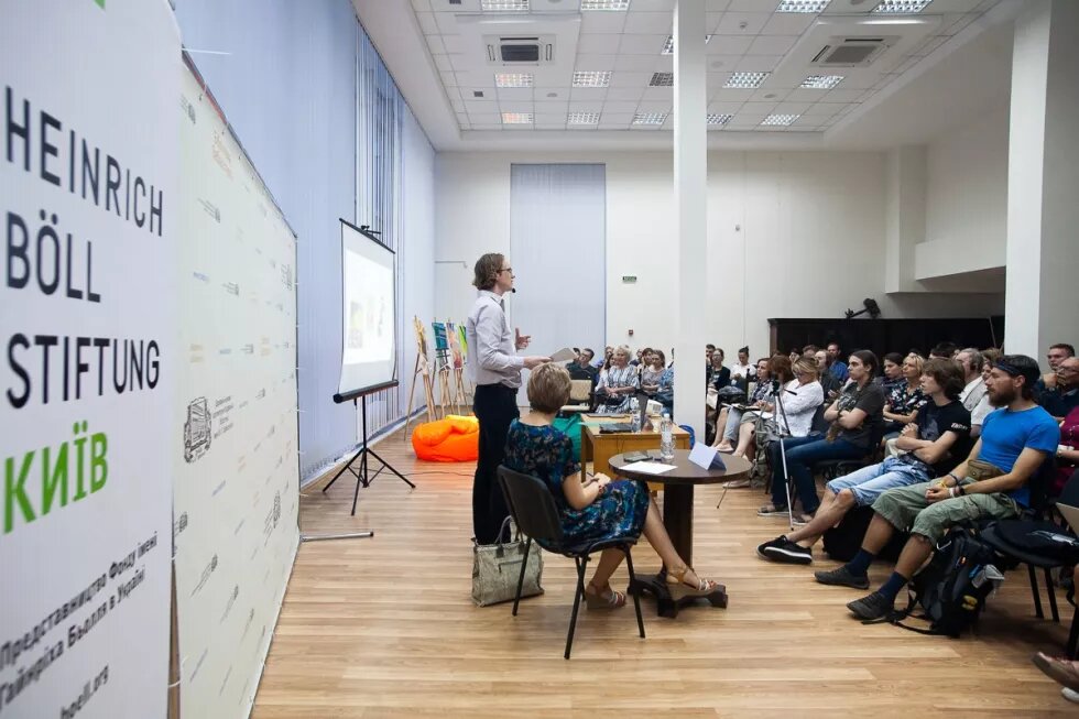 Photo of Uilleam Blacker during his public lecture in Kyiv