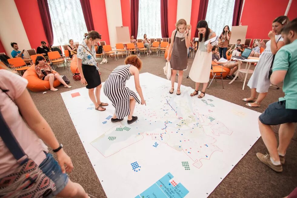 Forum participants adding markings to an enormous map of Zaporizhzhia