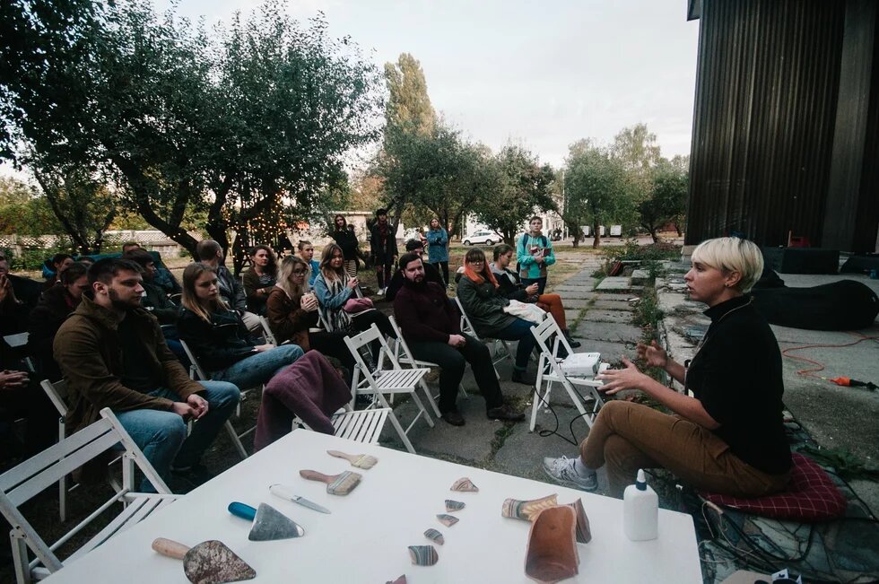 A speaker of the Festival of Living Stories in front of the audience