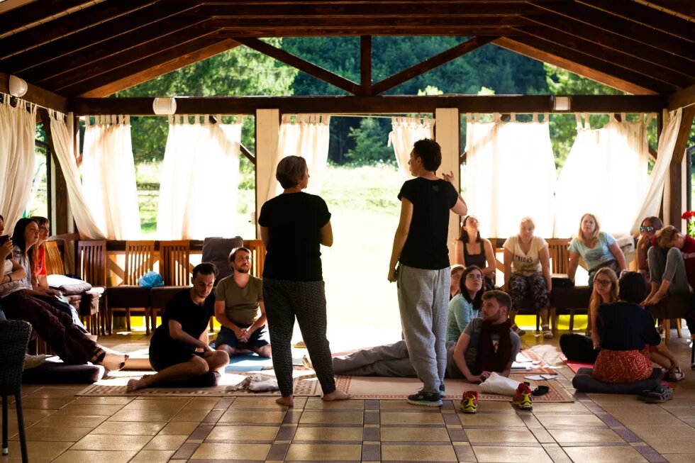 Two lecturers are standing in front of the Green Academy participants