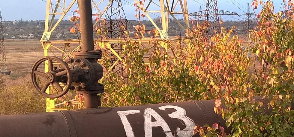 Photo of a pipe in a field that says "GAS"