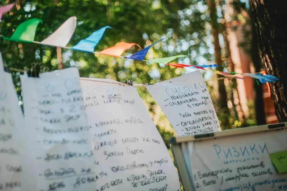 Colored flags and group work of participants in each of the areas