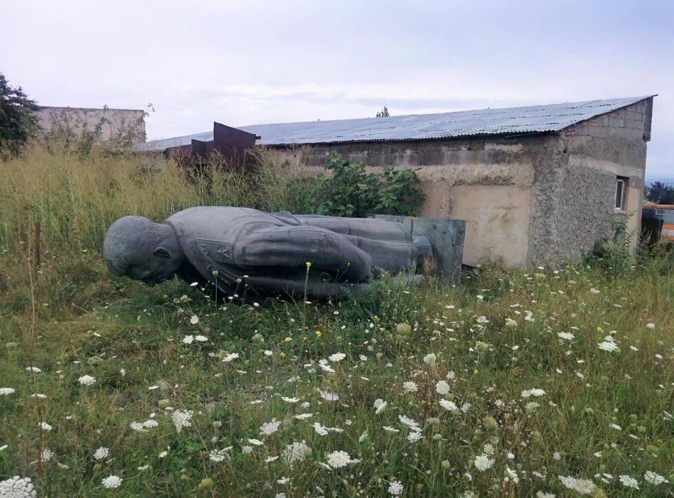 Toppled statue of Stalin / Повалена статуя Сталіна