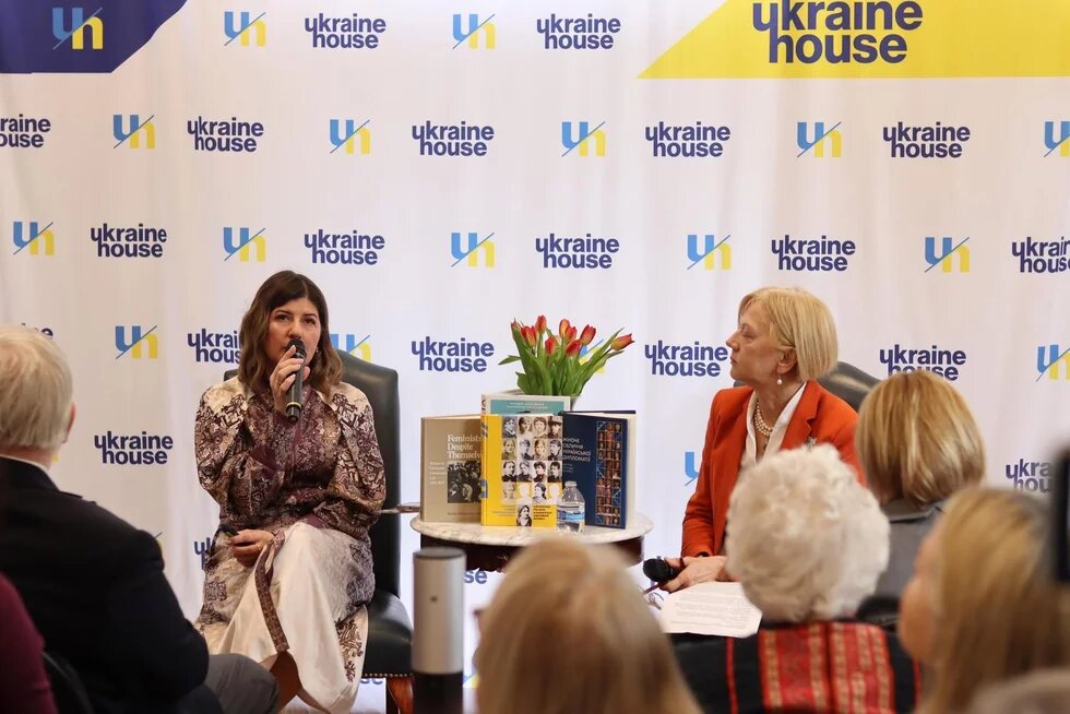 Пані Алла та інша спікерка на панельній дискусії 
