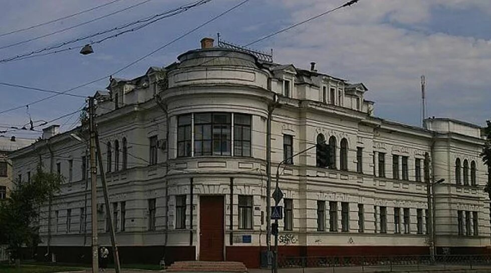 Сучасне фото лікарні де працювала Дрентельн, дореволюціна кутова будівля з заокруглено формою кутового входу