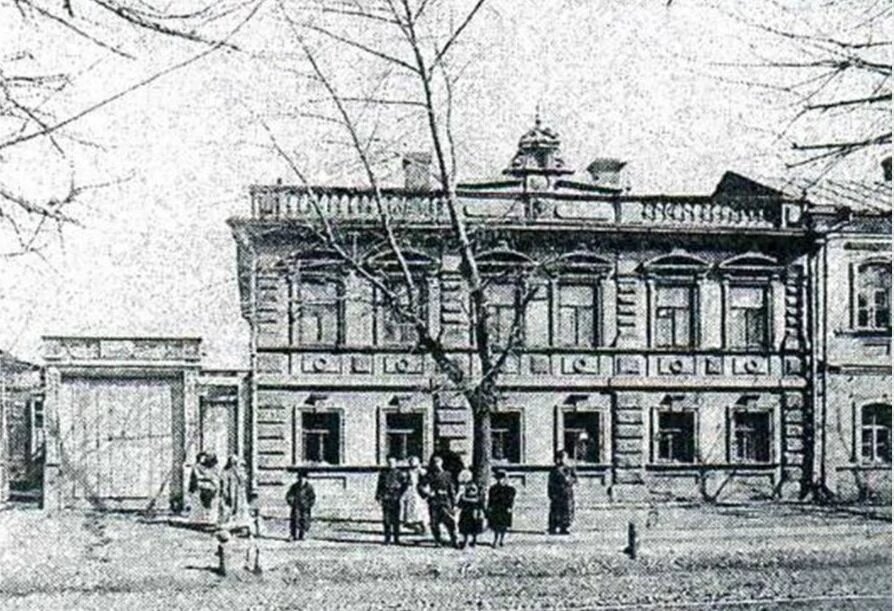 Стара чорно-біла фотографія будівлі лікарні де працювала Дрентельн