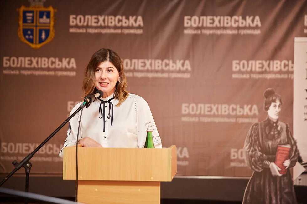Алла Швець за катедрою дає вступну промову