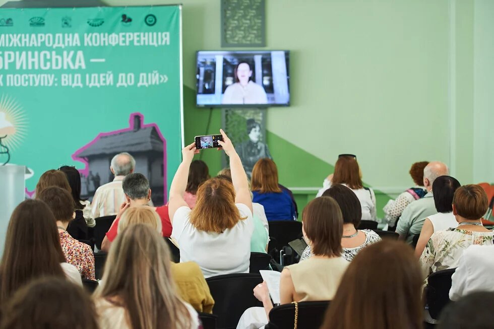 В аудиторії жінка привстала аби зробити фото 