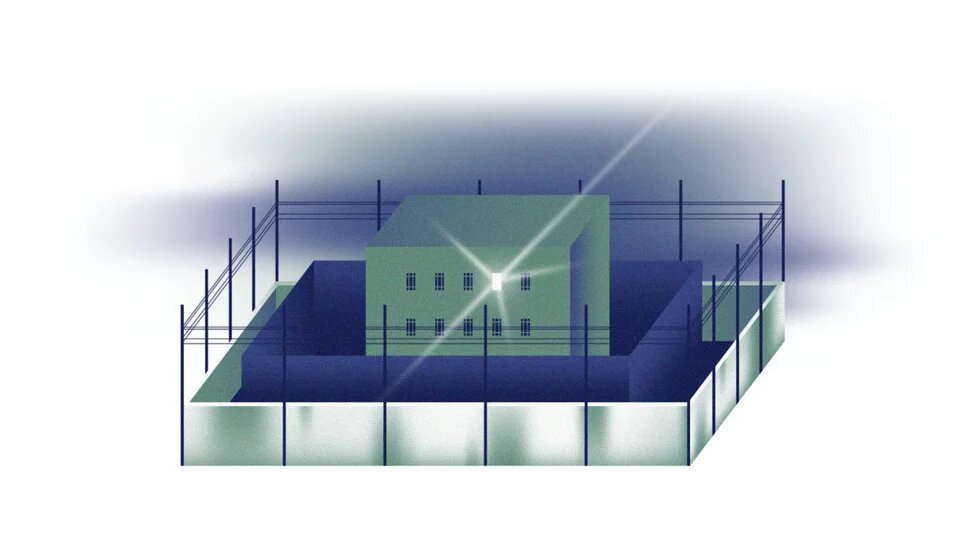 В'язниця та світло у вікні однієї з камер 