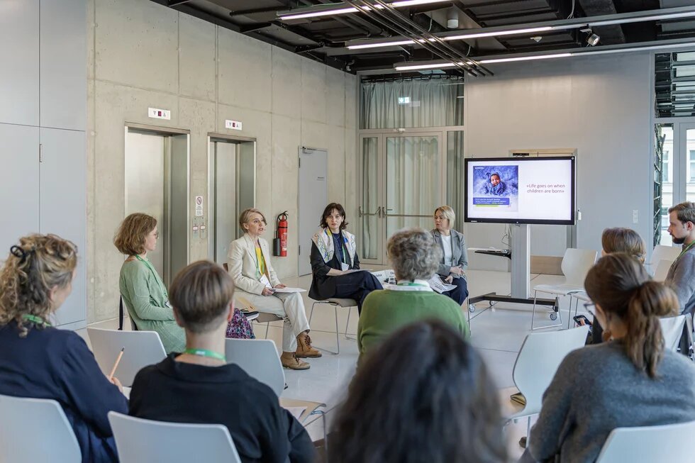 Панелістки та слухачі зібралися перед подією