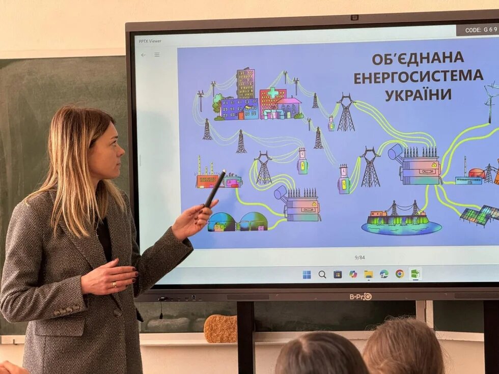 Вчителька під час енергоуроку