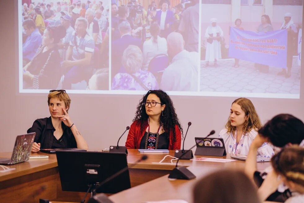 Спікерки панелі під час презентації 